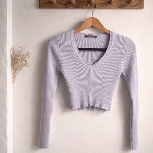 Brandy Melville Ribbed V-Neck Sweater Cropped in Light Lavender
